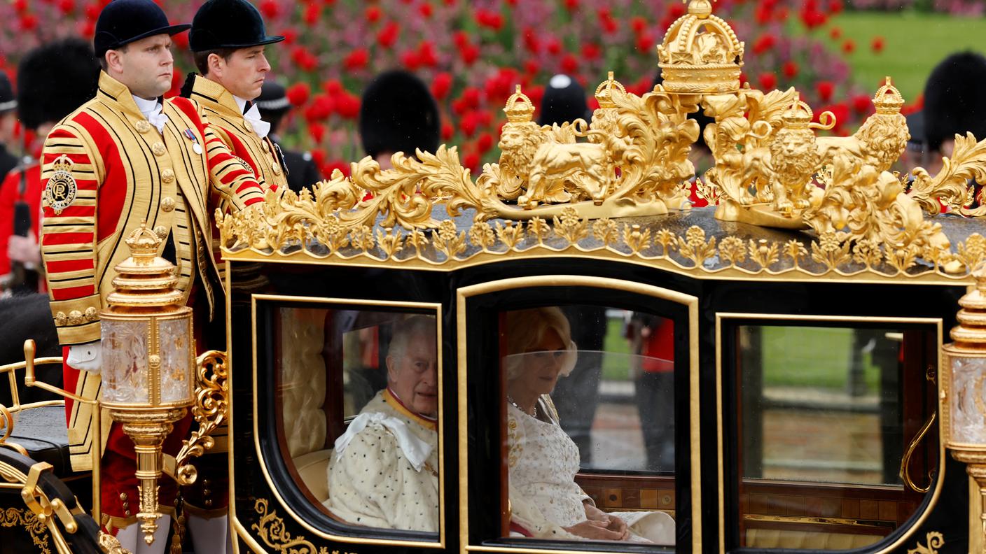Carlo e Camilla sulla carrozza "Diamond Jubilee State Coach" al momento di lasciare Buckingham Palace