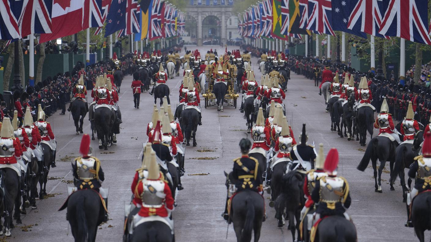 Il corteo in marcia da Buckingham Palace