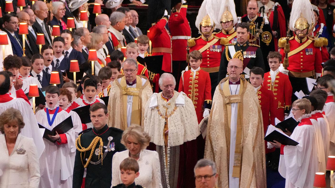 Dietro Carlo III, il nipotino George che gli regge il mantello