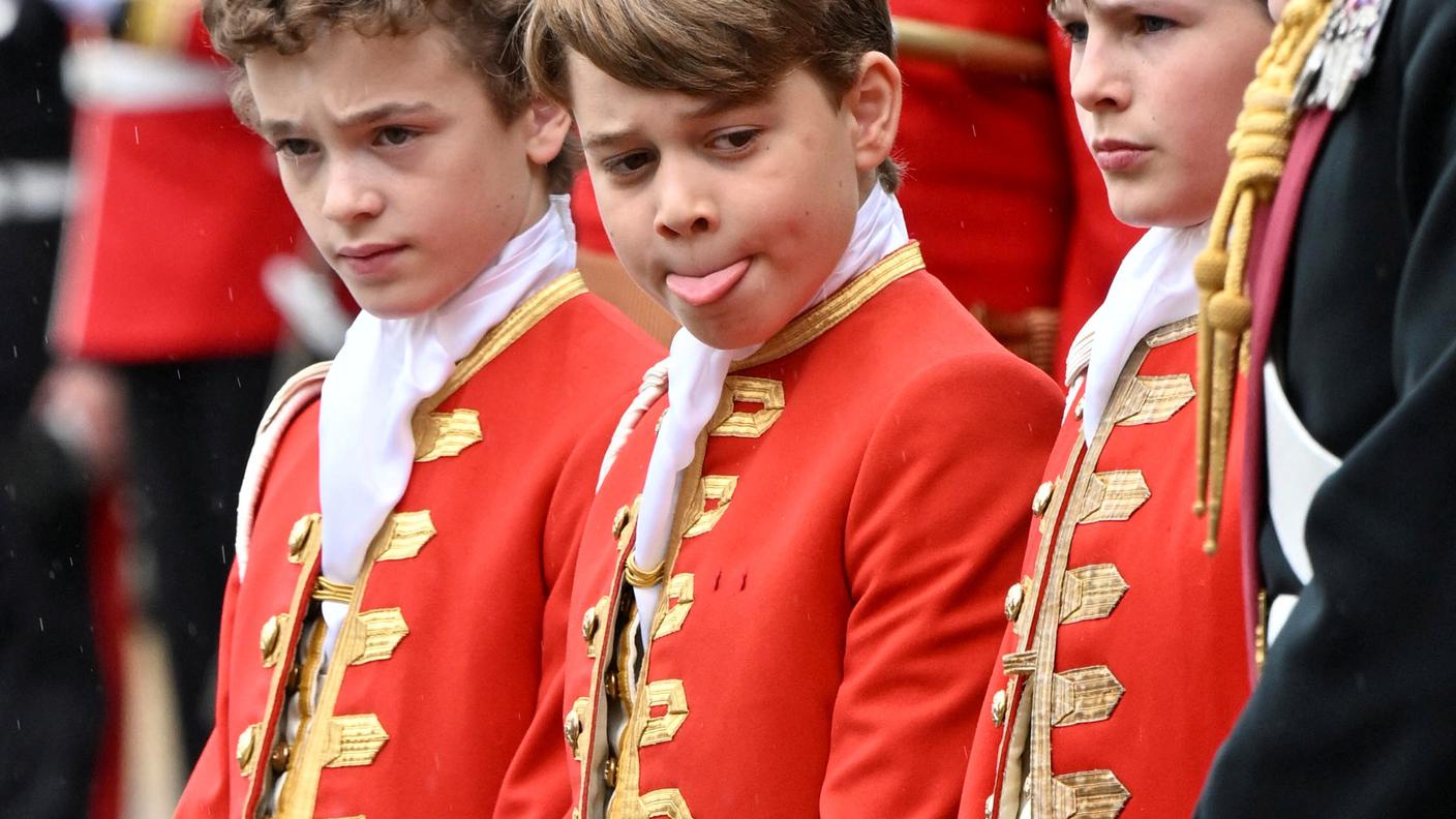 Il principino George, paggetto che ha retto il mantello del nonno, colto in un'espressione... poco regale prima della cerimonia