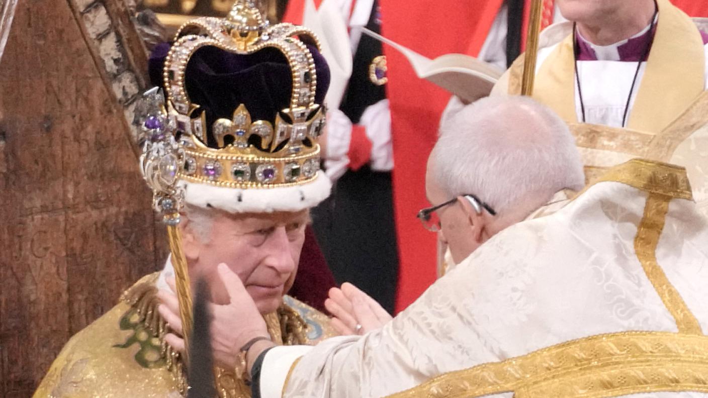 Carlo III con la corona di Sant'Edoardo