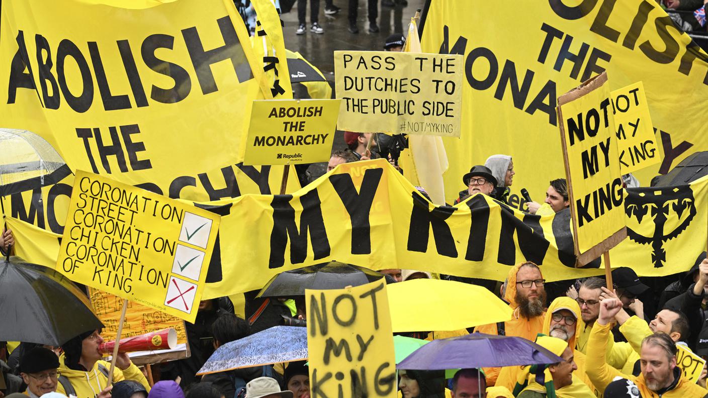 La protesta degli anti-monarchici