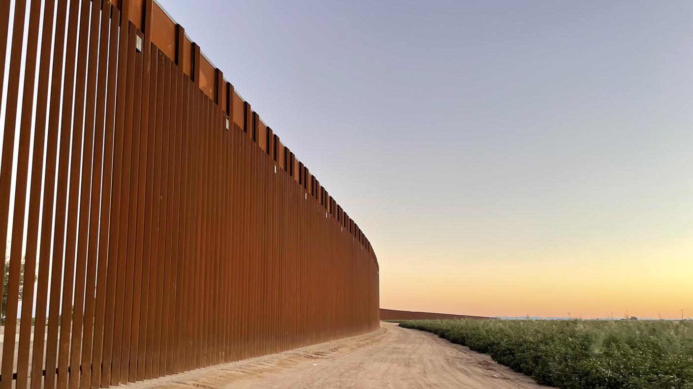 Il muro d’acciaio eretto da Donald Trump lungo la frontiera tra Stati Uniti e Messico
