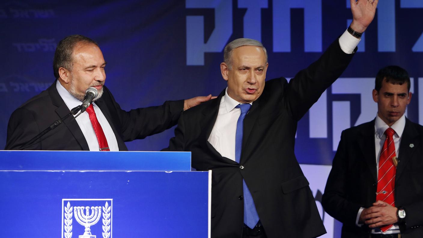 Israele Prime Minister Netanyahu waves as he stands next to former foreign minister Lieberman at the Likud party headquarters in Tel Aviv rt.jpg