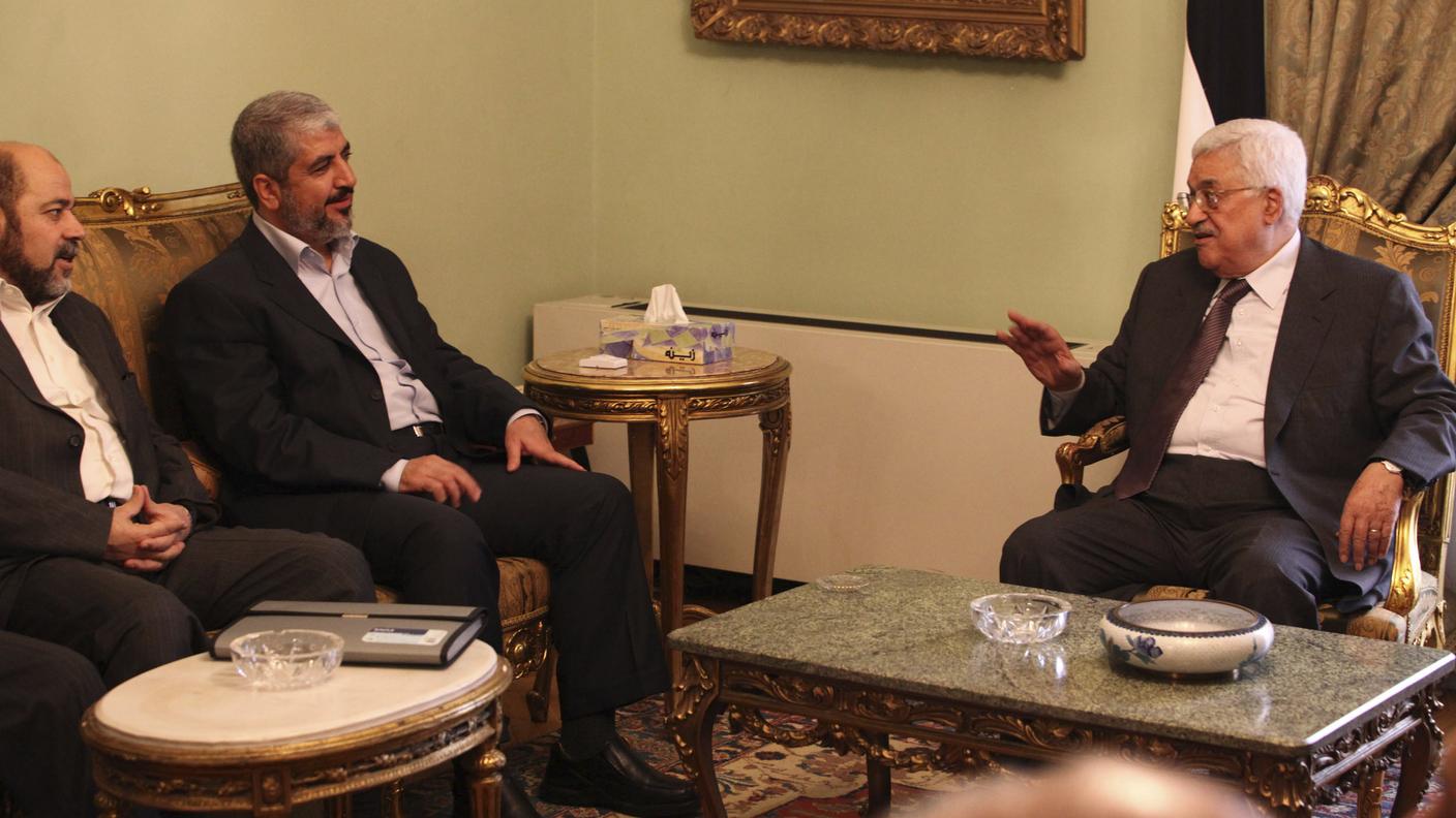 Khaled Meshaal e Mahmud Abbas durante l'incontro al Cairo