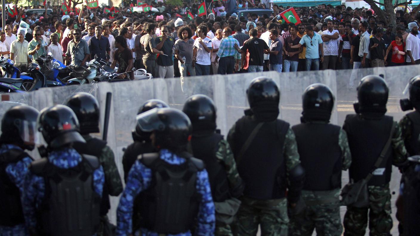 La polizia alle prese con i sostenitori del deposto presidente Nasheed