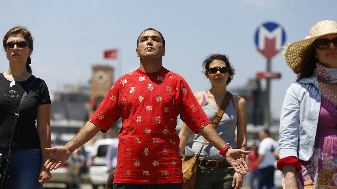 protesta Istanbul piazza Taksim uomo in piedi 19.06.2013 re.jpg