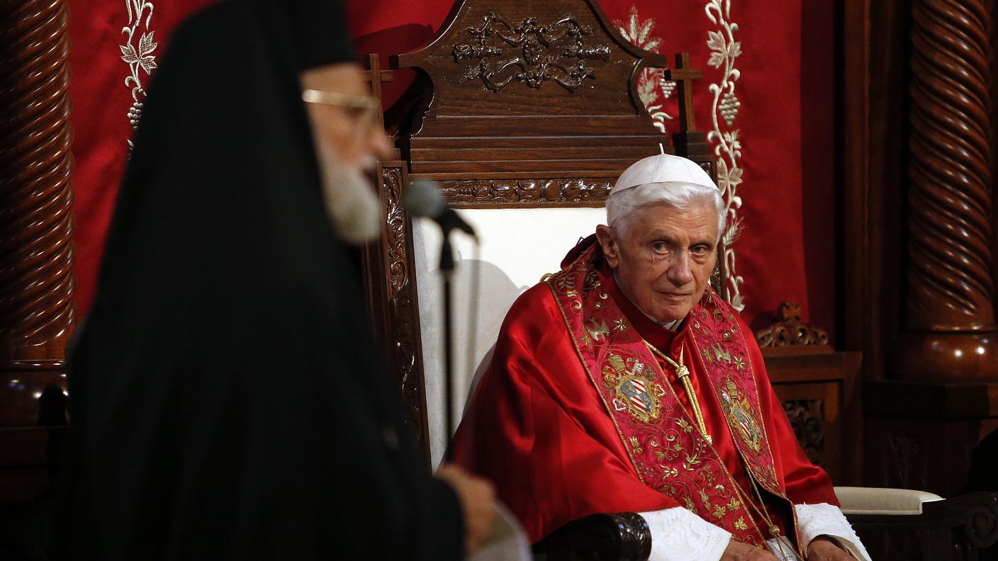 Il Papa guarda il patriarca Gregorios III della chiesa di Antiochia nella basilica di Harissa a Beirut
