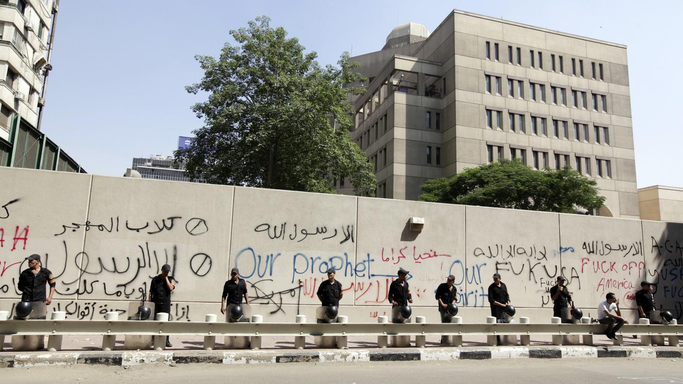 Poliziotti di guardia fuori dall'ambasciata USA al Cairo durante le manifestazioni di protesta contro la pellicola statunitense anti-islam
