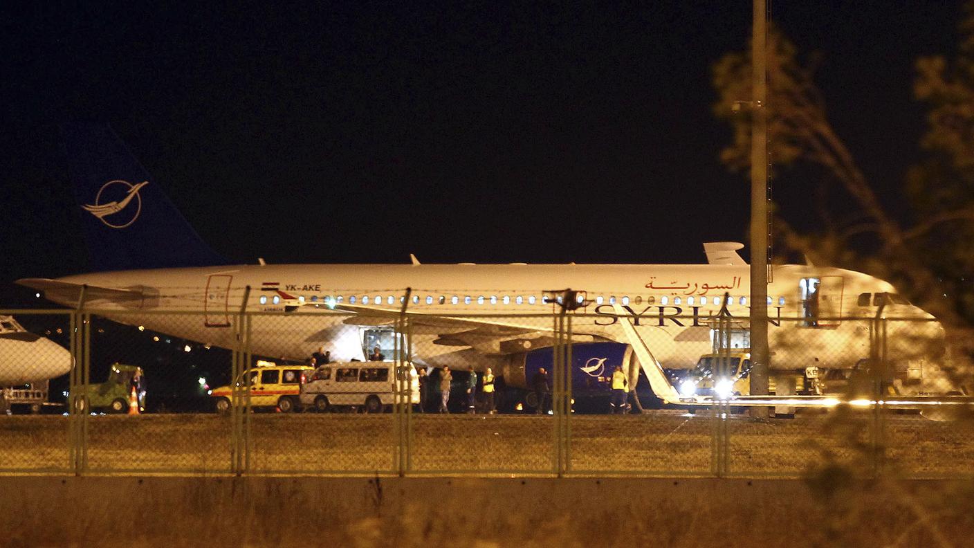 L'aereo di linea siriano costretto a terra all'aeroporto di Ankara