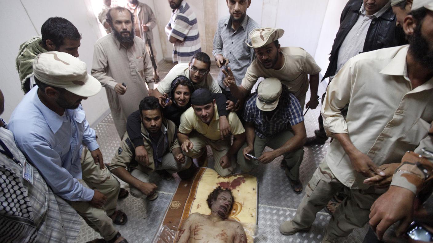 Il corpo di Gheddafi esposto alla folla di Misurata