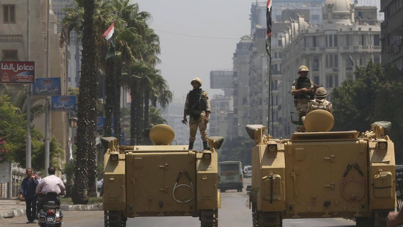 Militari nelle strade del Cairo