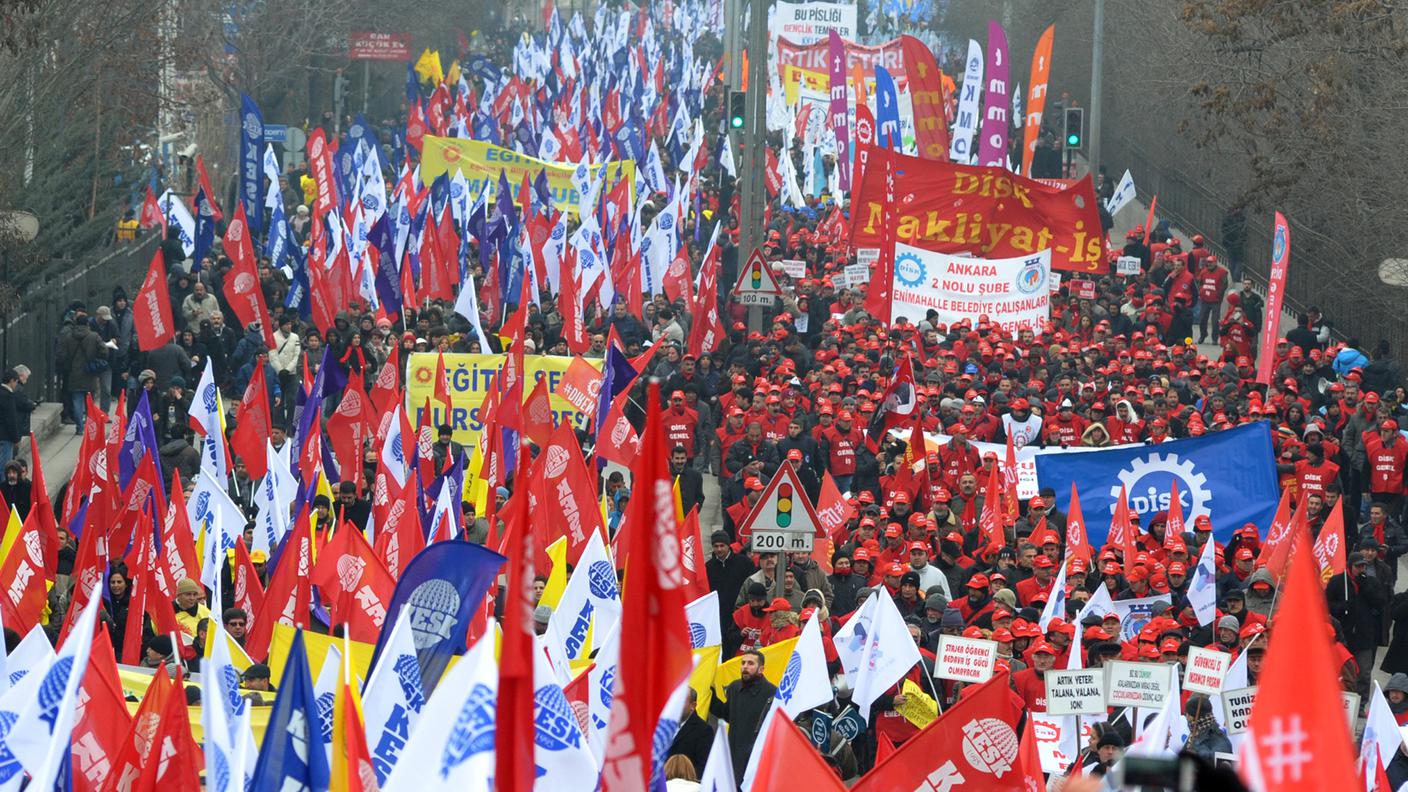 ankara manifestanti anti erdogan re 140111.jpg