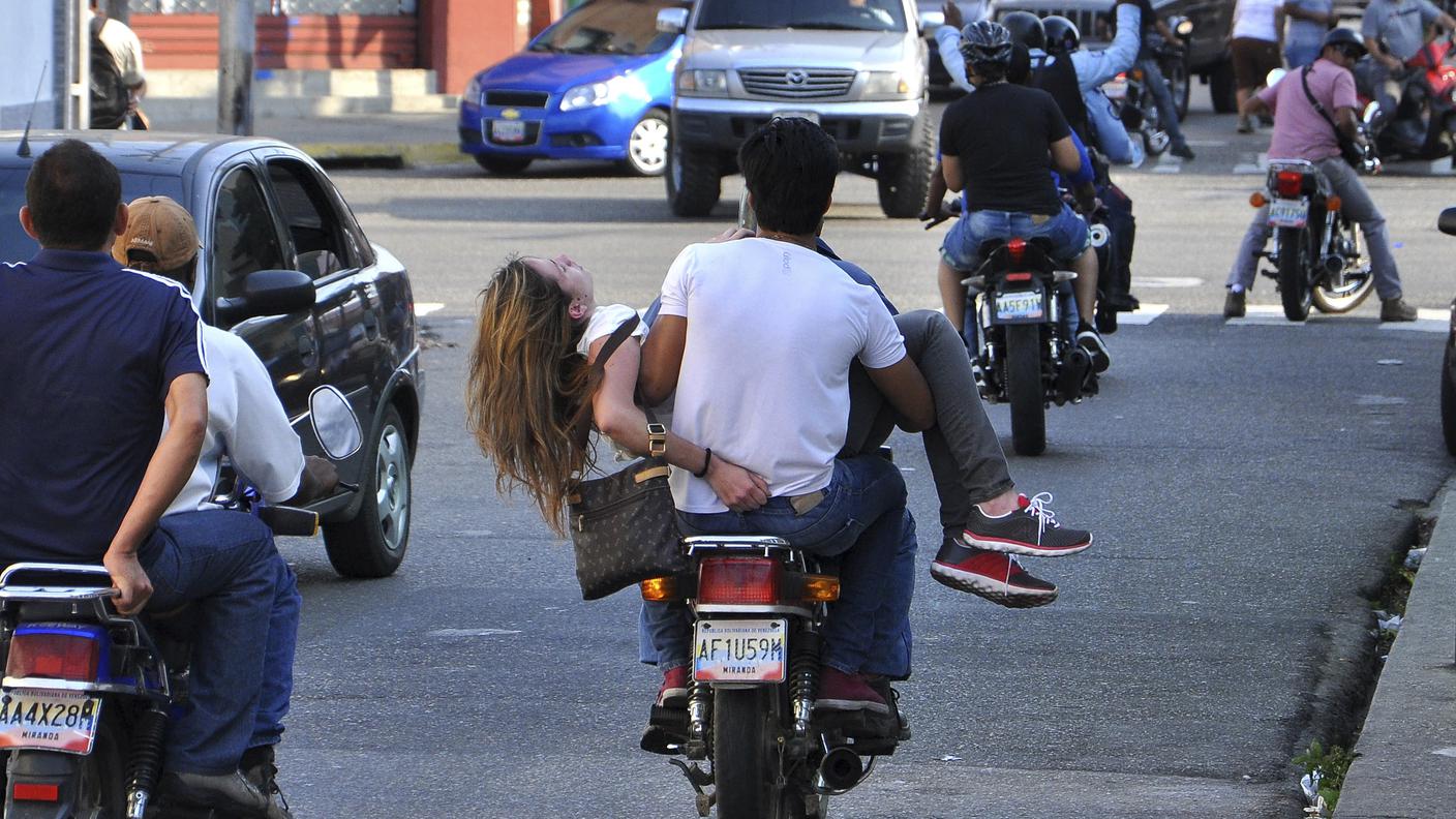 La giovane è stata trasportata in ospedale in moto dai suoi compagni