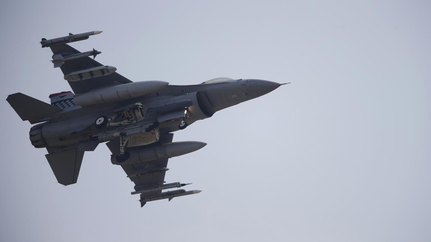 Un caccia F-16 appena decollato da una base dell'US Air Force
