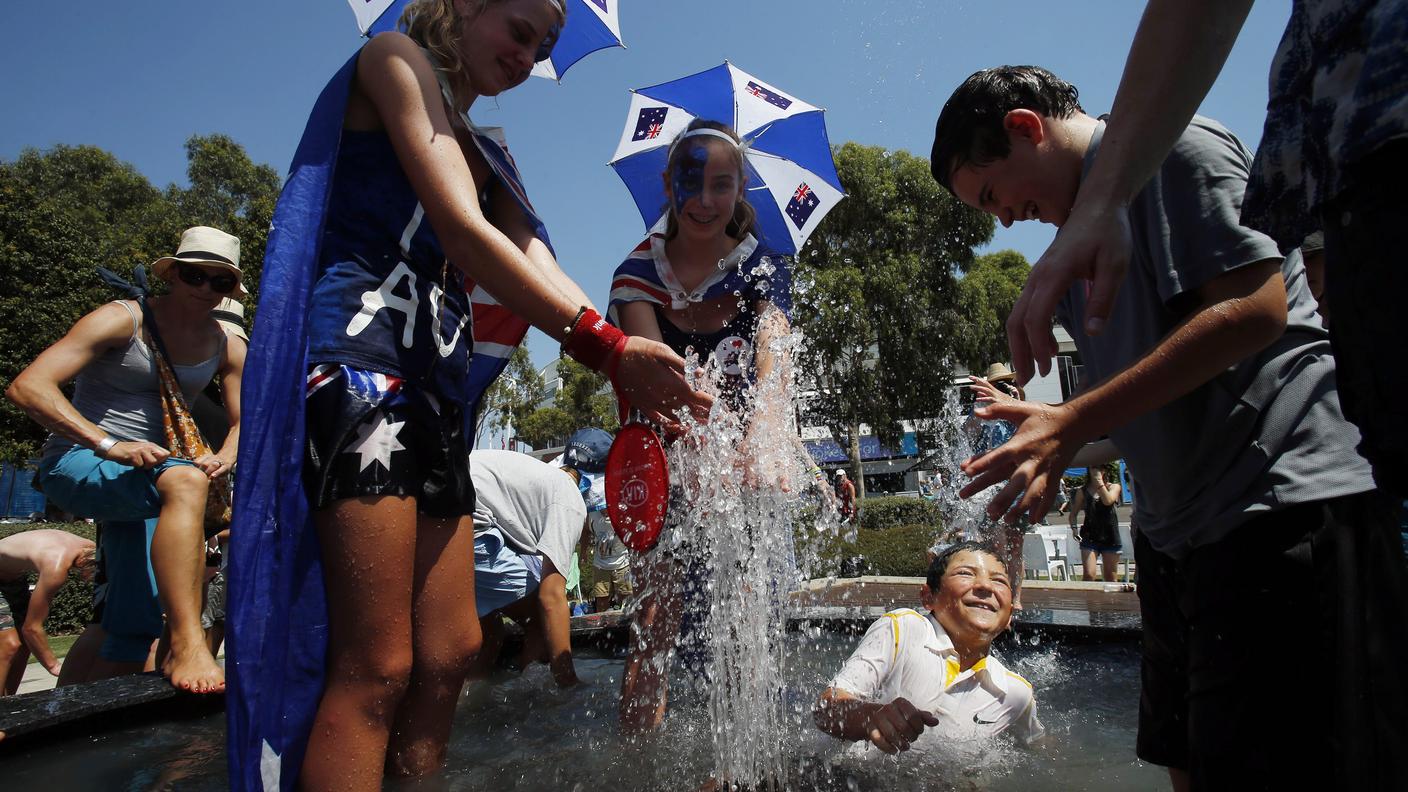Spettatori deli Australian Open si gettano in una piscina per sfuggire alla calura