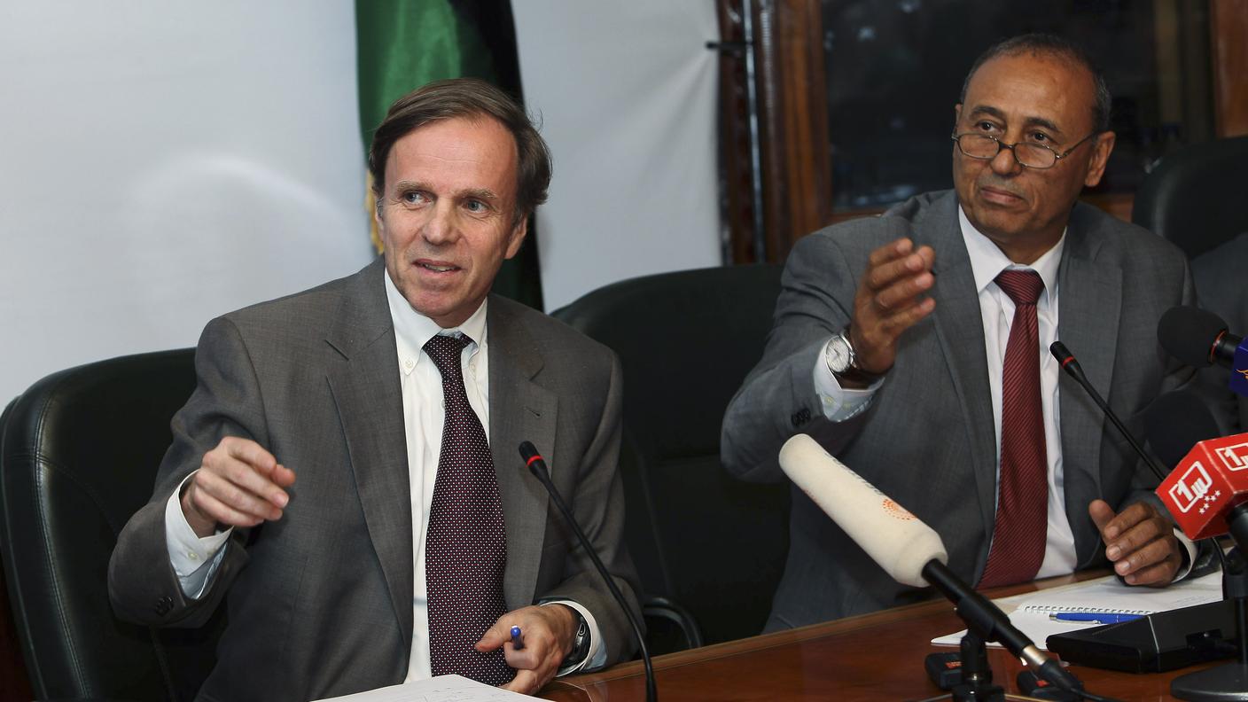 Mohammed Abdelaziz durante un incontro del 2012 con il funzionario statunitense Michael H. Posner