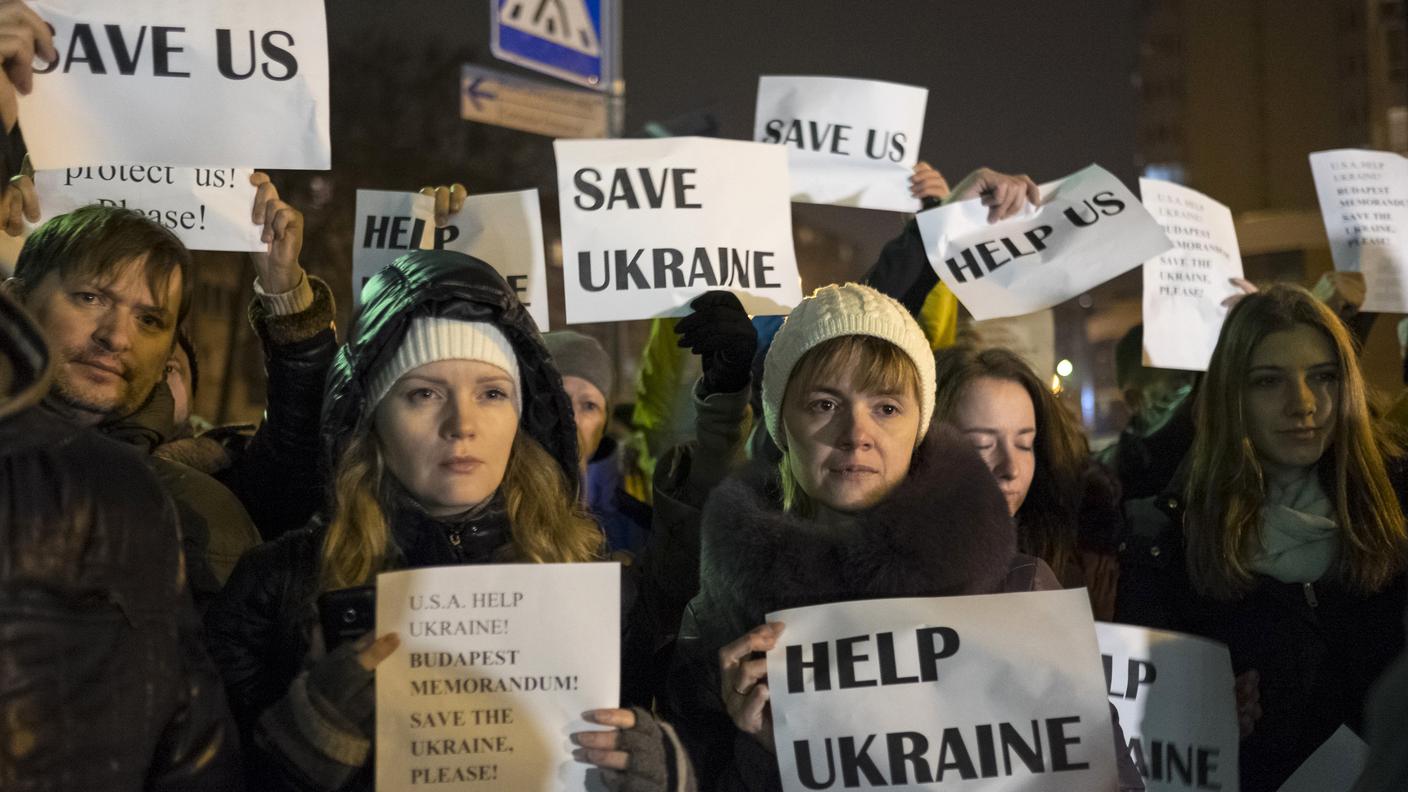 Cittadini ucraini davanti all'ambasciata statunitense a Kiev