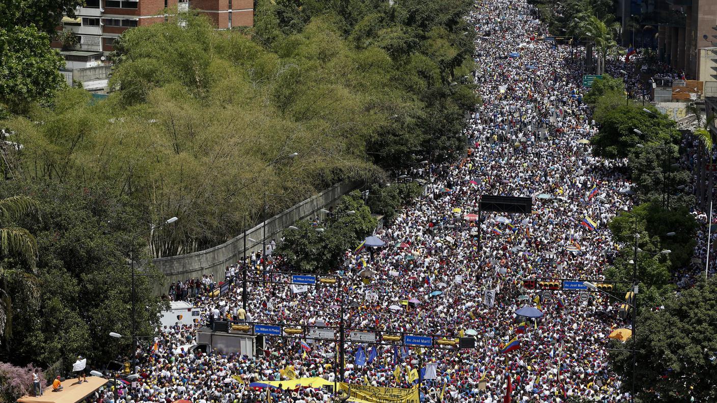 Manifestanti antigovernativi nelle strade di Caracas