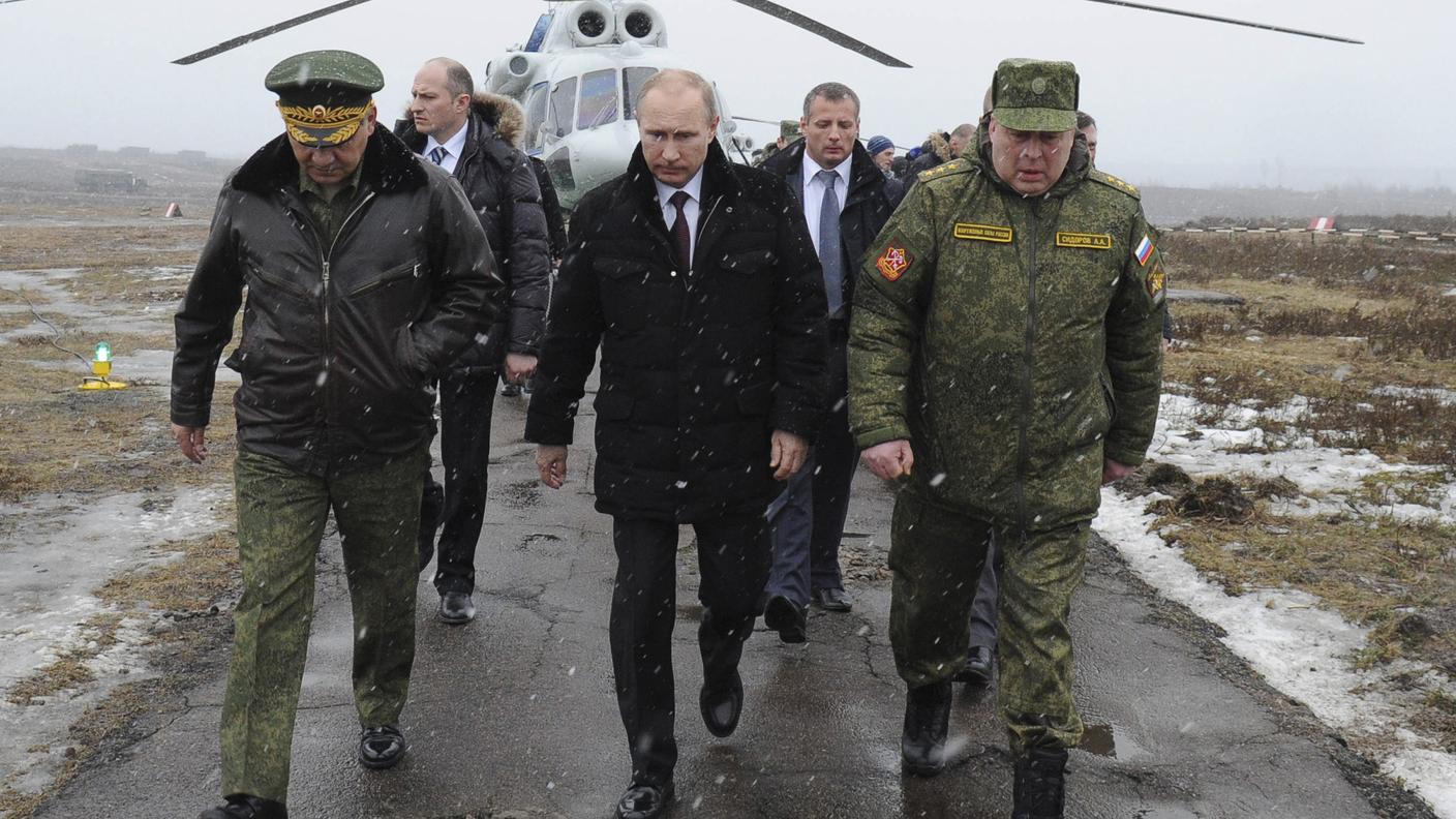 Il presidente russo Vladimir Putin  con il ministro della difesa Sergei Shoigu , lunedì, durante un'ispezione delle esercitazioni militari