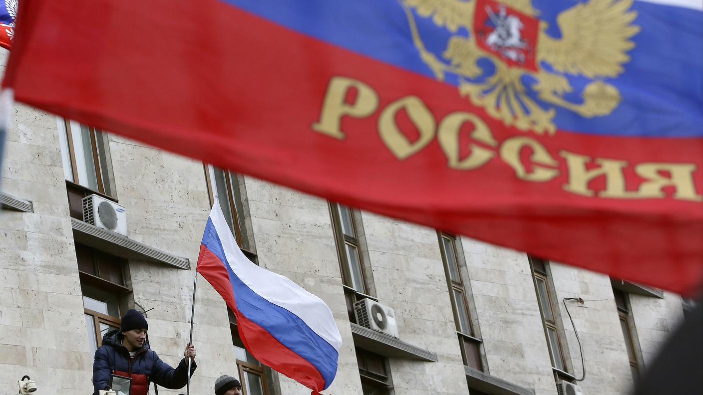 I manifestanti issano bandiere russe