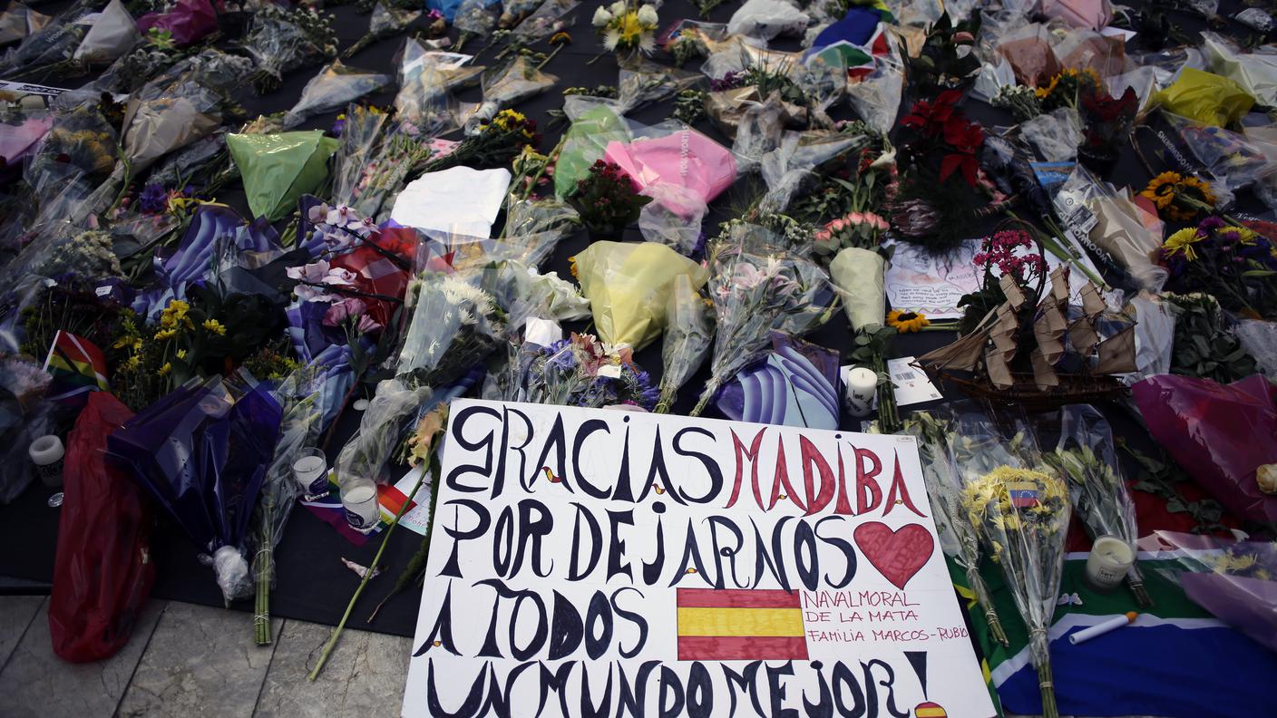 mandela piazza johannesburg scritta reuters.jpg