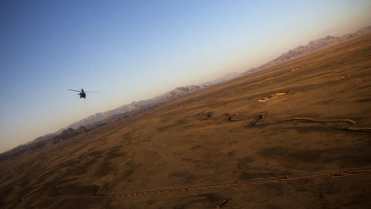 Un elicottero militare mentre sorvola la regione di Kandahar