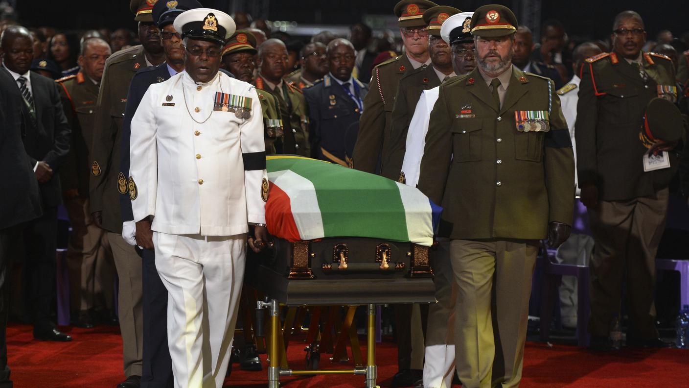 mandela funerale nuovo bara  15.12.13 re.JPG