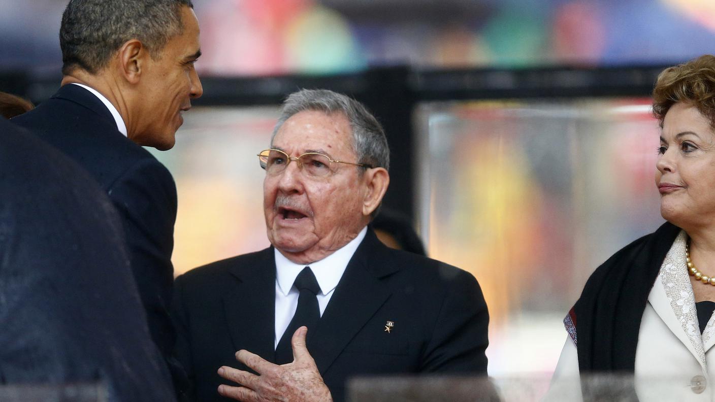 omaggio a mandela obama stringe mano a castro re.jpg