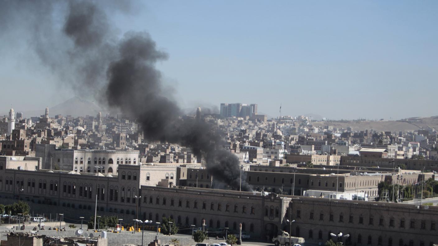 yemen autobomba ministero difesa 05 12 2013 re.jpg