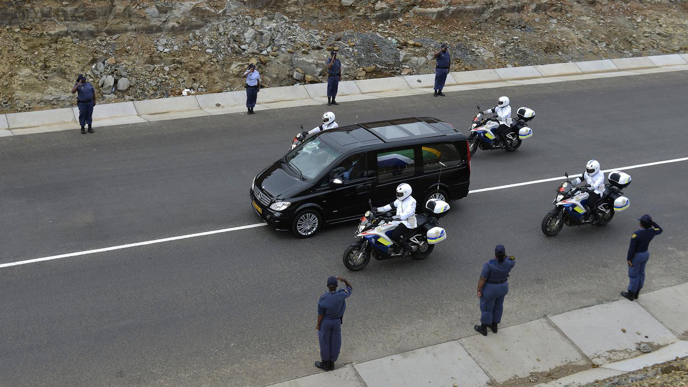 mandela funerale nuovo trasporto bara  15.12.13 re.JPG