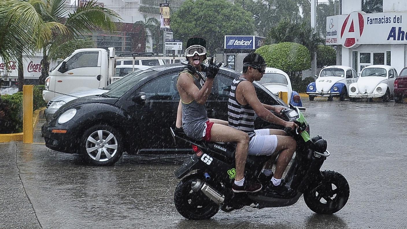 Hurricane Raymond acapulco moto RE.JPG