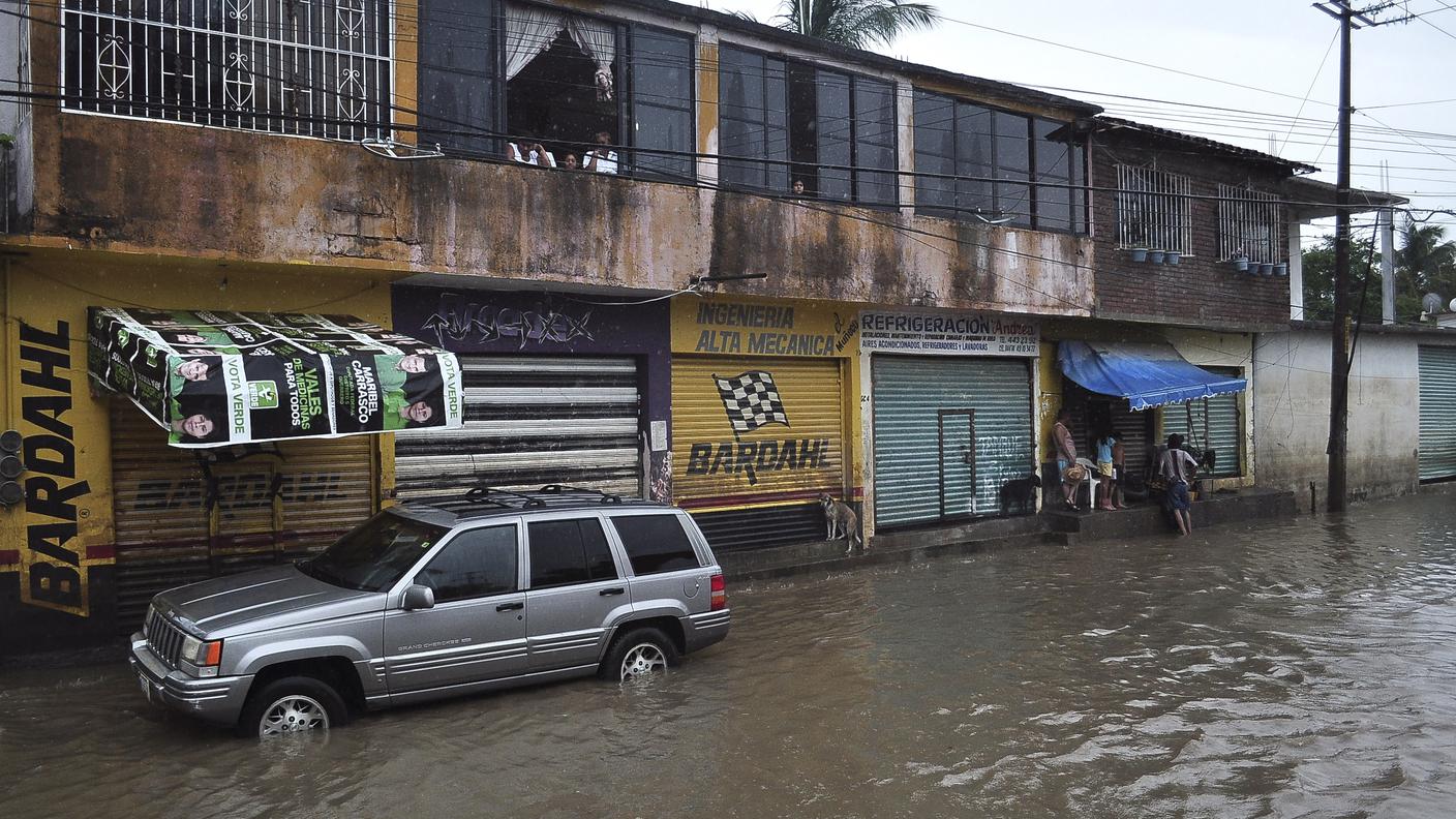 Hurricane Raymond residente guarda fuori casa RE.JPG