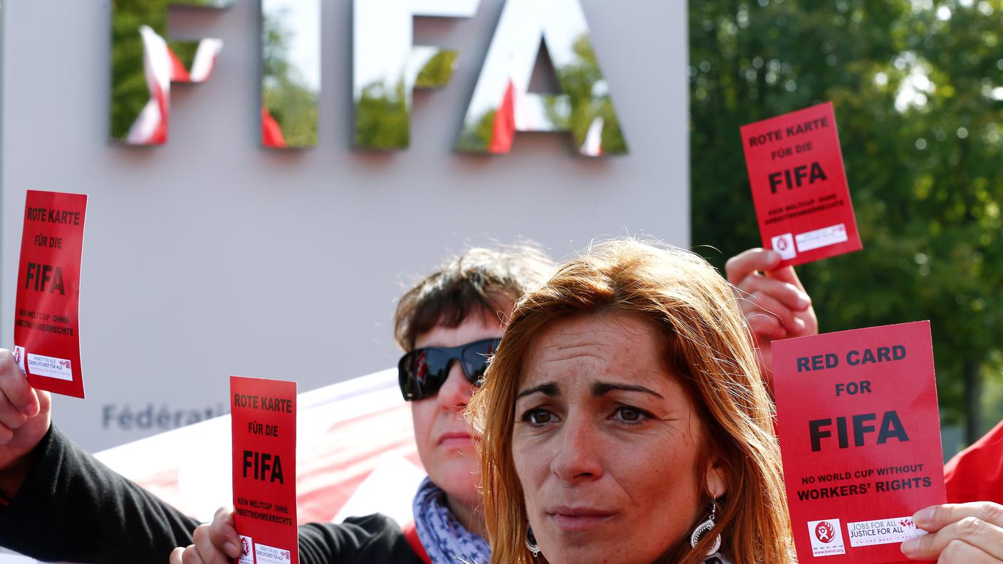 cartellino rosso fifa qatar zurigo 7-10-2013 re.jpg