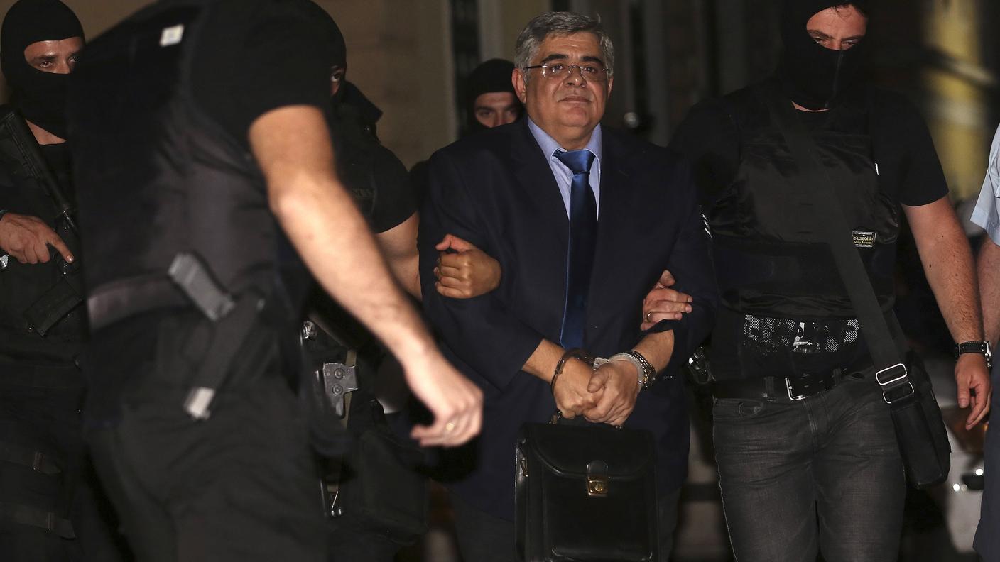 Il leader di Alba Dorata al suo arrivo, per l'interrogatorio, al tribunale di Atene
