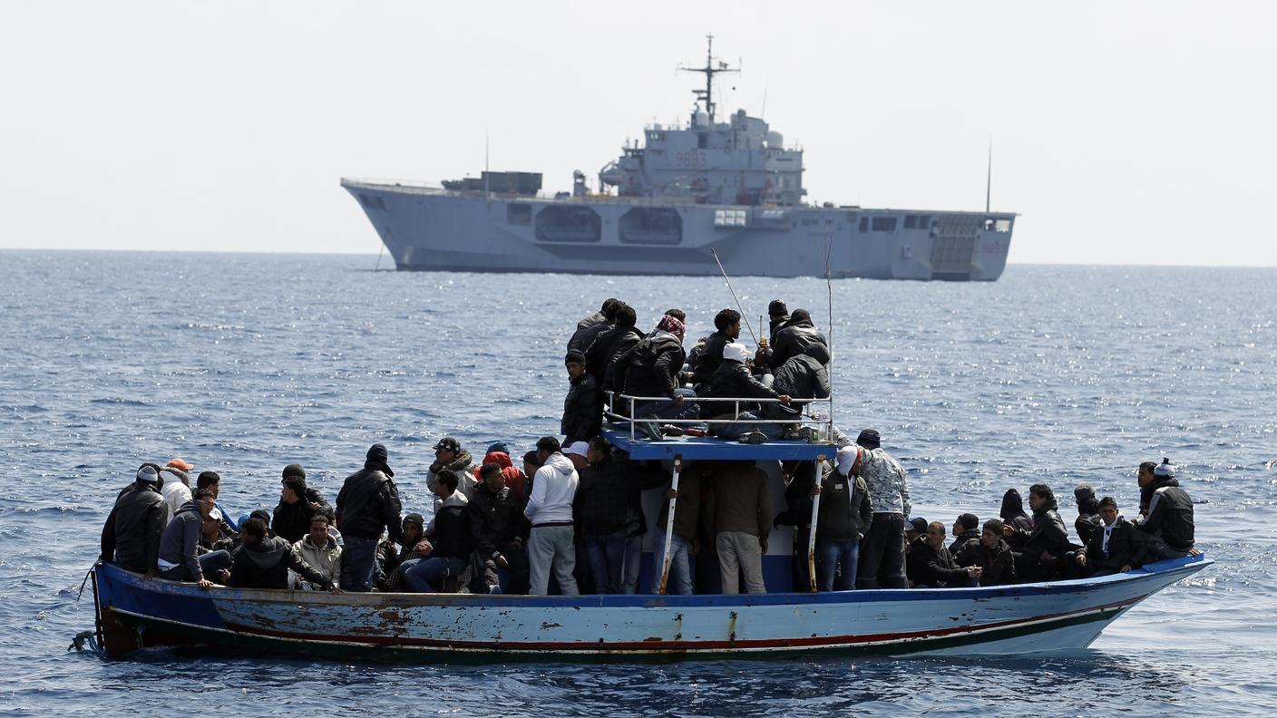 La legge italiana permette il soccorso in mare dei migranti ai soli militari