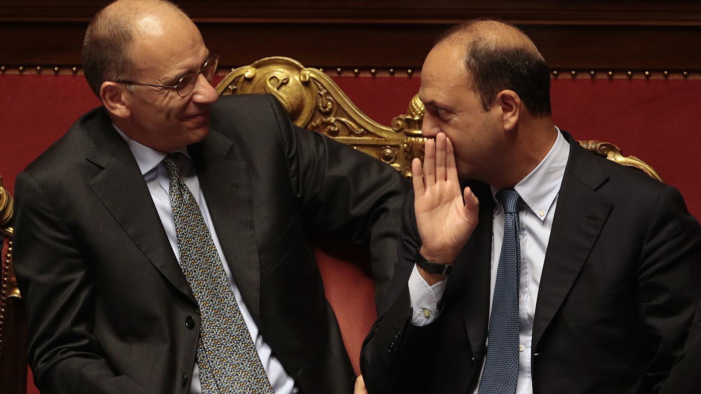 Il premier Enrico Letta e il suo vice Angelino Alfano sorridono e sospirano
