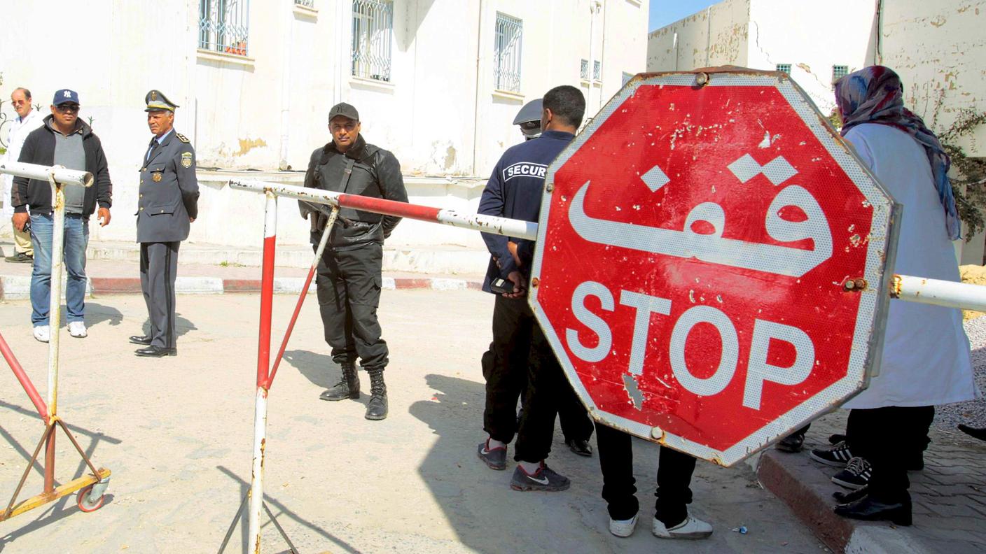 Autorità tunisine all'ingresso dell'obitorio giovedì
