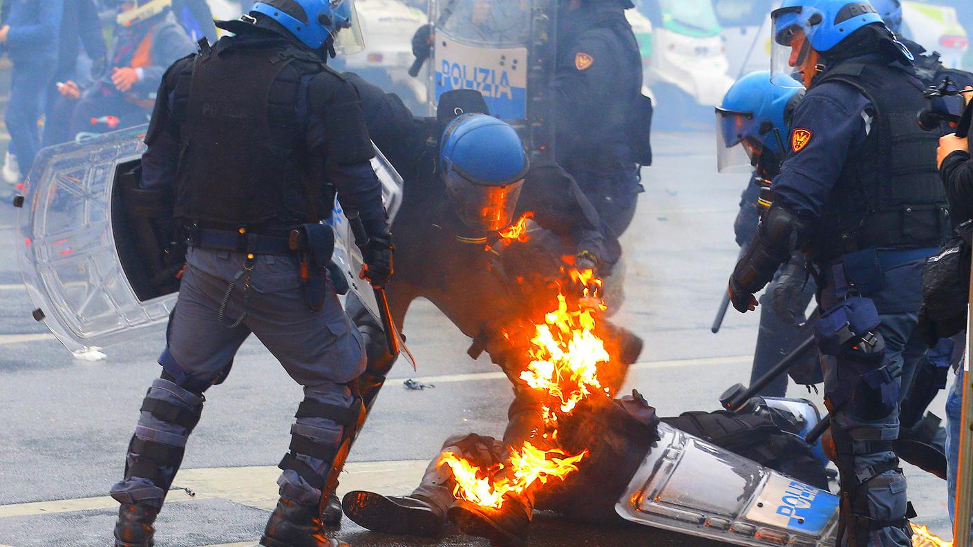 Auto in fiamme e agenti feriti nelle sommosse di Milano