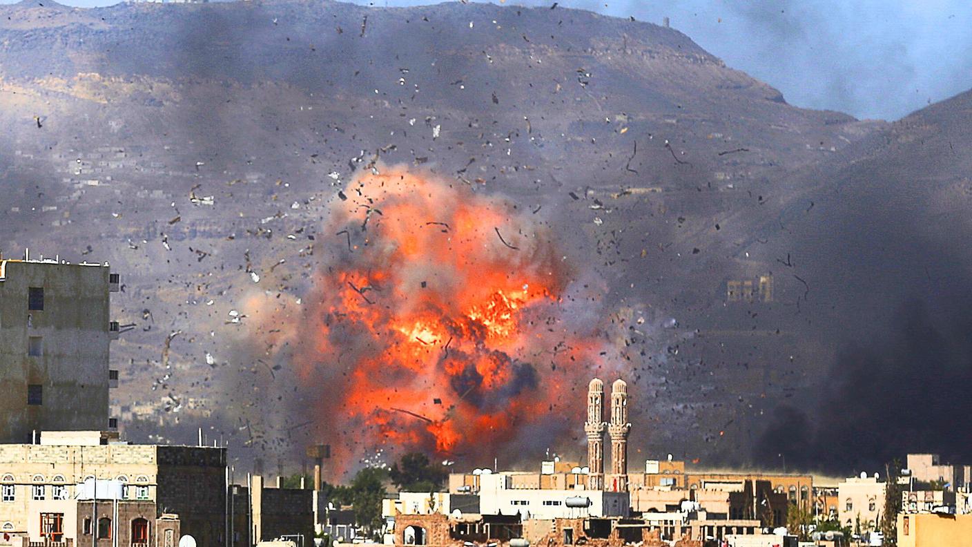 Bombardamento in un sito controllato dai ribelli Huthi a Sanaa, capitale dello Yemen
