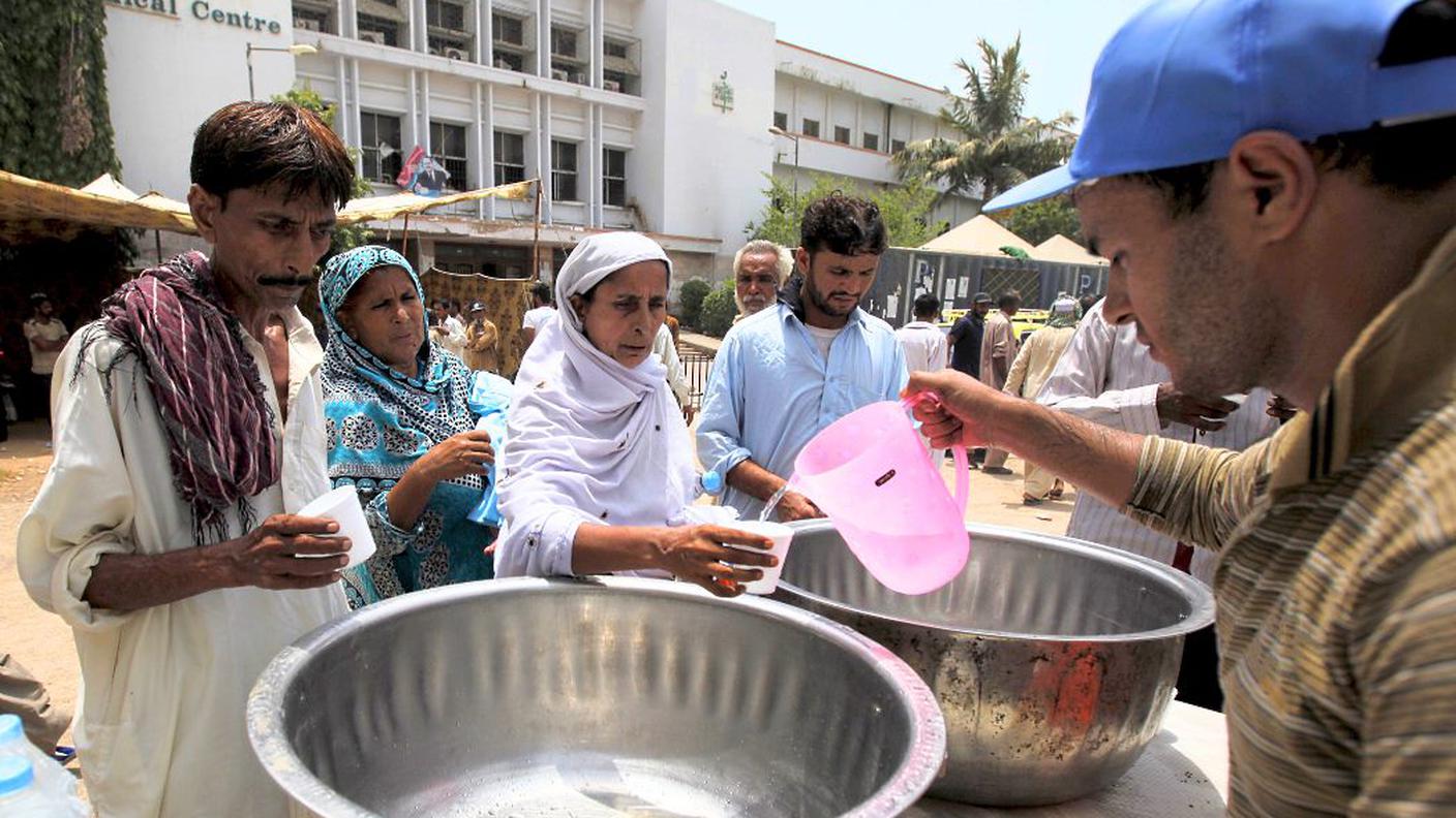 A Karachi problemi di distribuzione di acqua contro il caldo killer