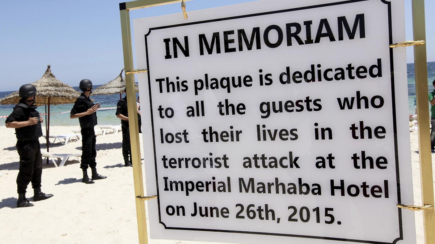 La targhetta commemorativa della strage sulla spiaggia di Sousse