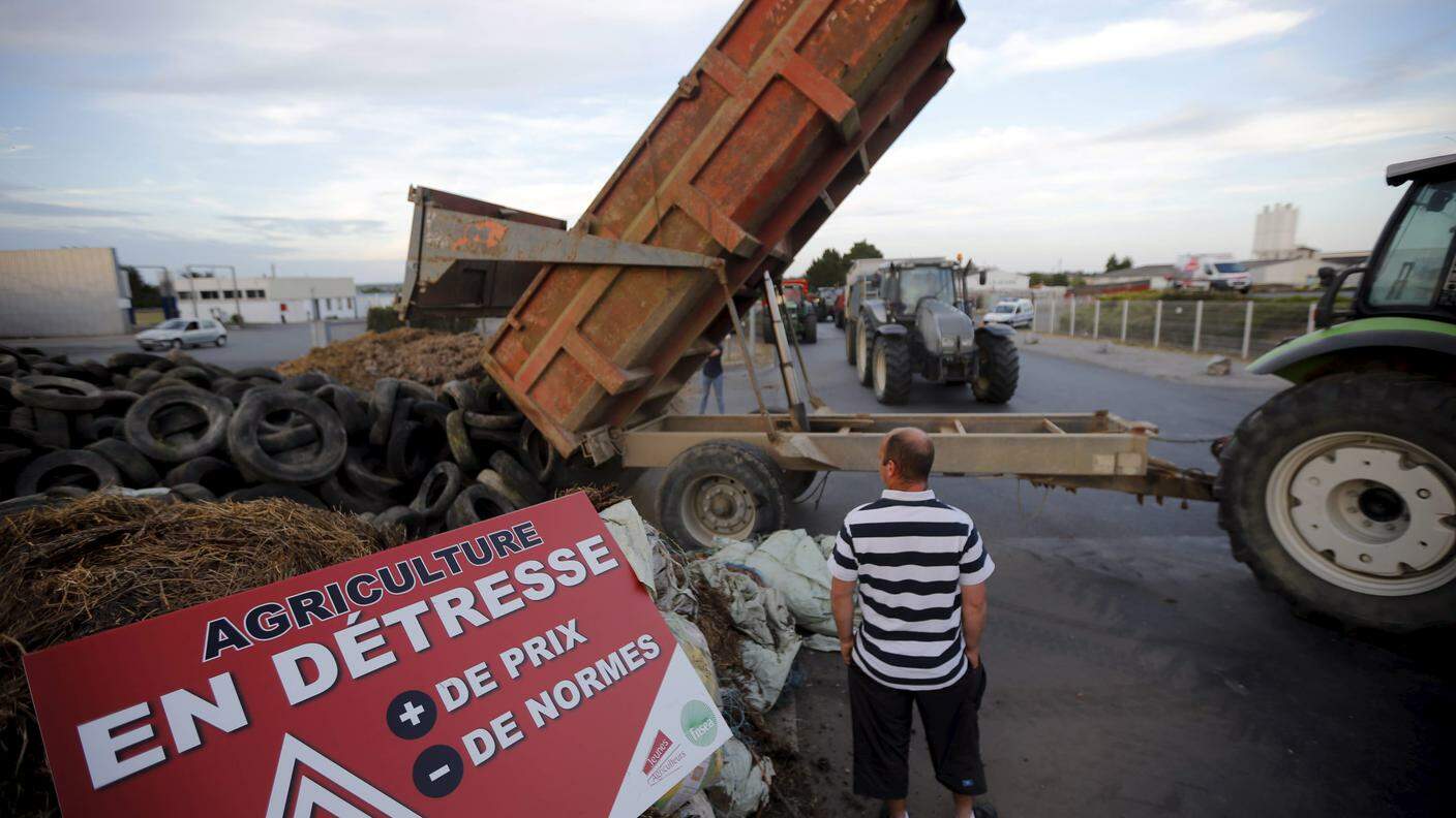 I contadini bloccano le strade con i loro trattori, in varie zone di Francia
