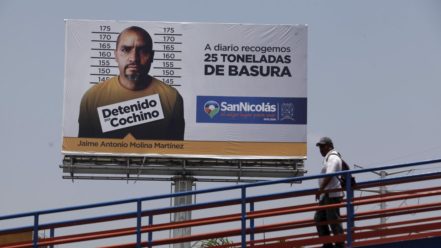 Il cartellone pubblicitario con i connotati di chi sporca a San Nicolas