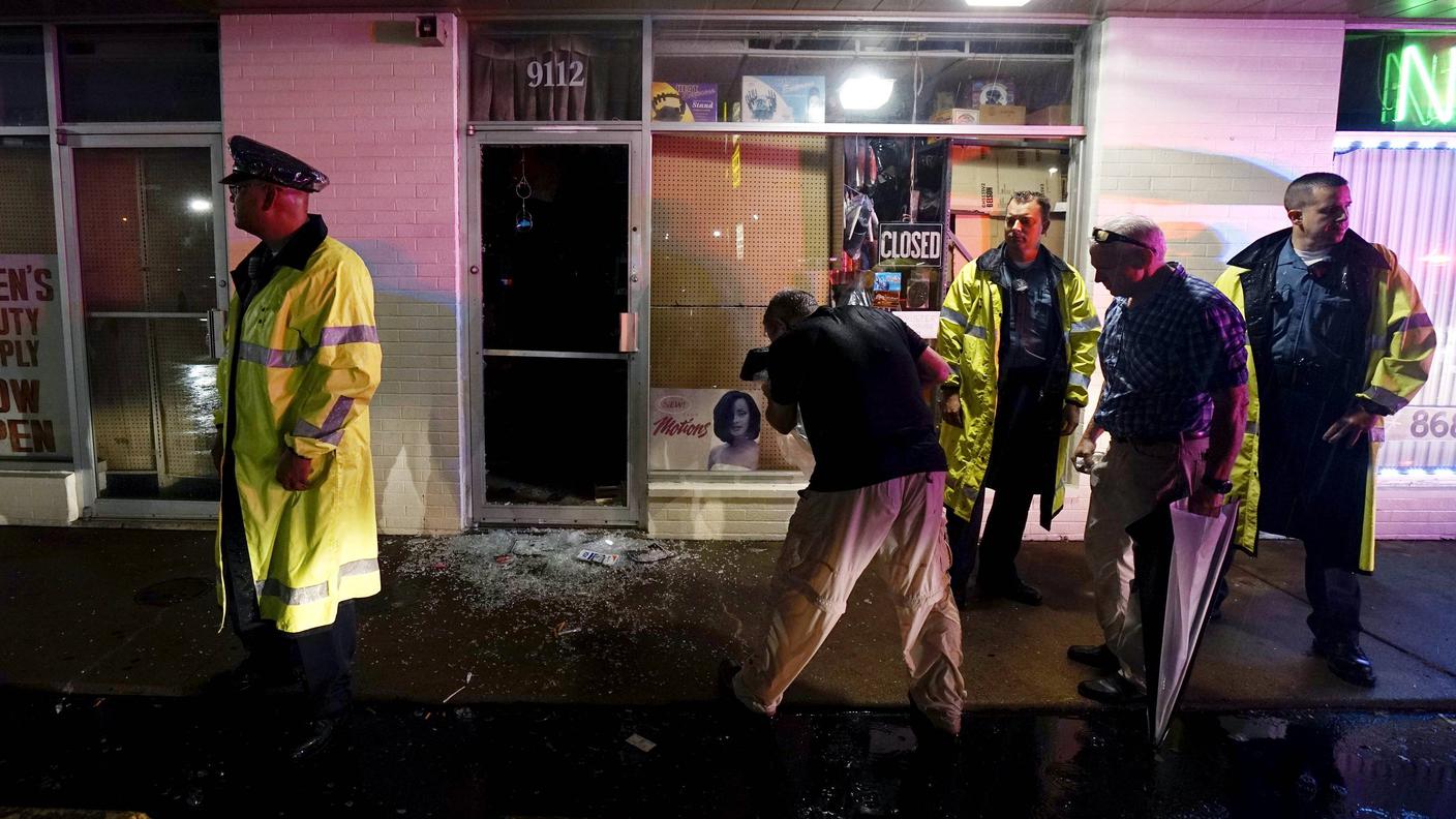 Poliziotti davanti a un negozio assaltato domenica notte a Ferguson