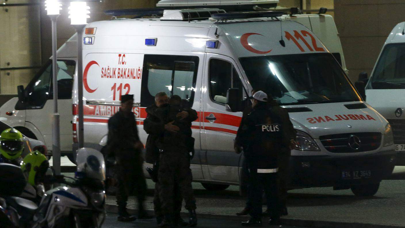 Agenti e ambulanze nei pressi degli obiettivi dei due attacchi a Istanbul