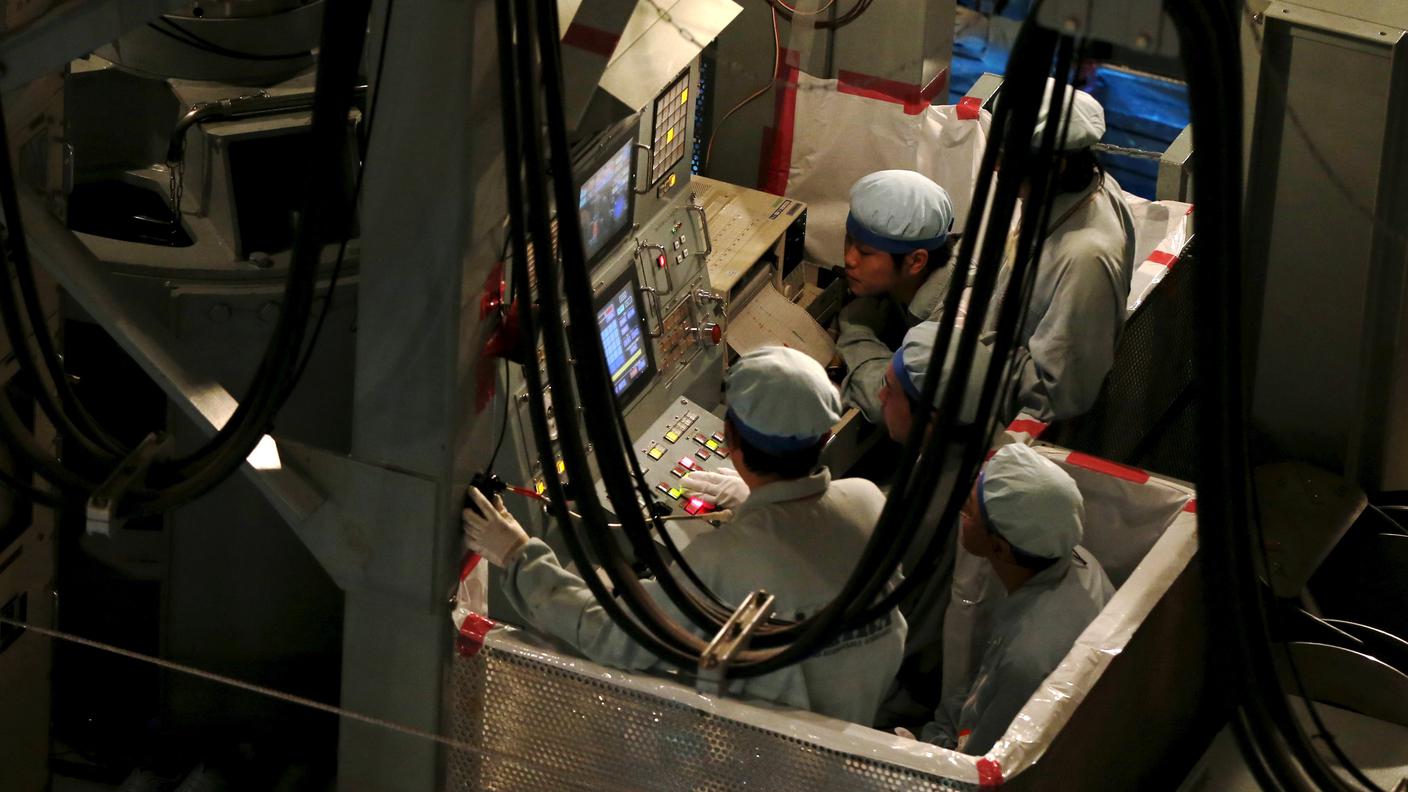 Operai al lavoro all'interno del reattore nella centrale atomica di Sendai