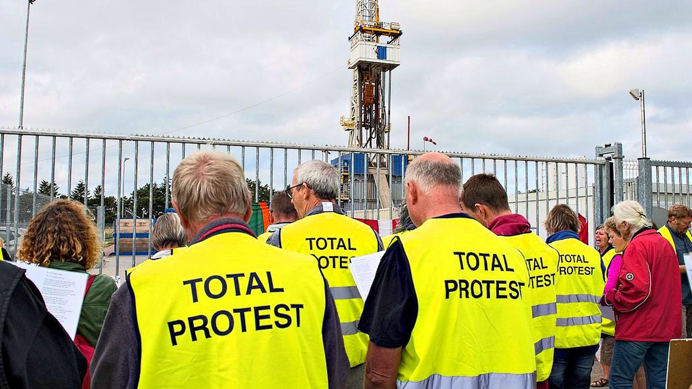 Proteste durante l'esplorazione del terreno con la tecnica del "fracking"