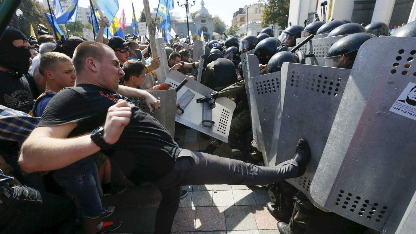 Gli scontri tra nazionalisti e forze dell'ordine davanti al Parlamento a Kiev