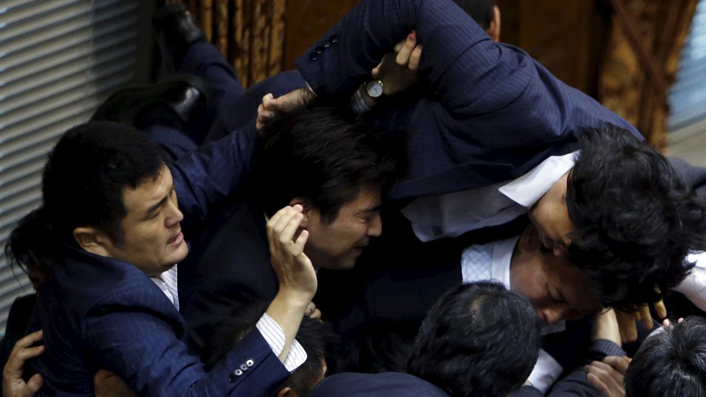 Un'immagine dei tafferugli tra deputati a Tokyo giovedì